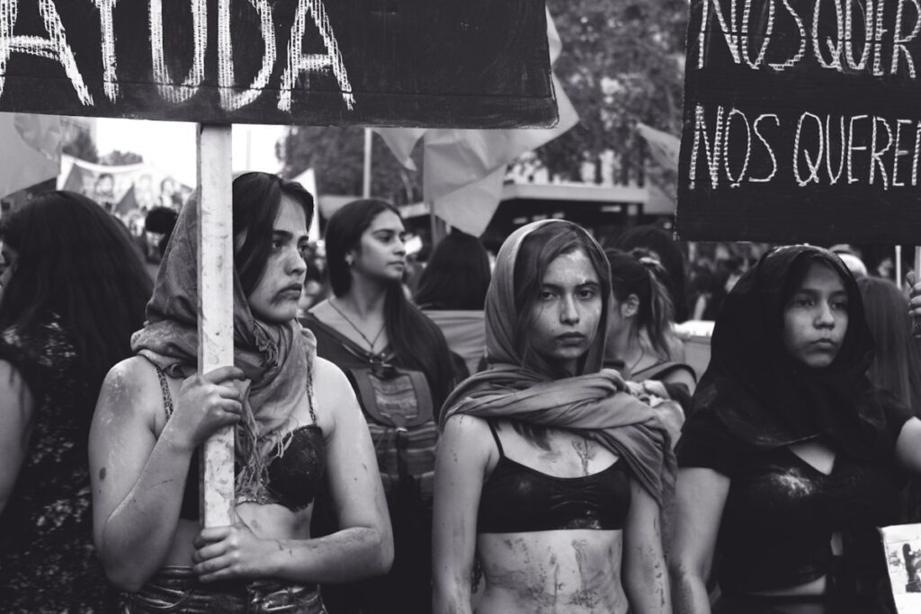 Mulheres marchando em protesto — direitos das mulheres no Afeganistão sob o Talibã