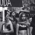 Mulheres marchando em protesto — direitos das mulheres no Afeganistão sob o Talibã