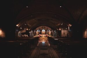 Igreja escura com bancos representando culto clandestino na China