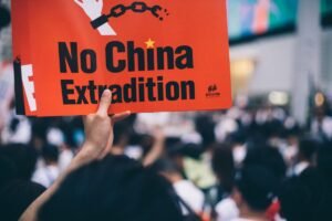 Protestante segurando cartaz contra extradição China