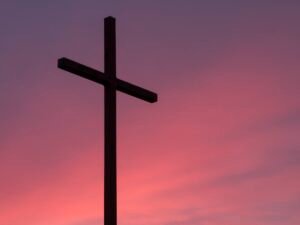 Cruz de madeira ao pôr do sol em memória de cristãos martyrizados no Congo