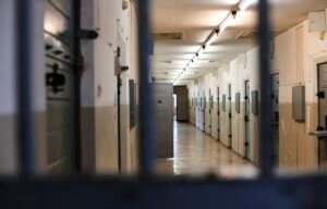 Corredor vazio representando os campos de trabalho forçado onde cristãos norte-coreanos estão encarcerados