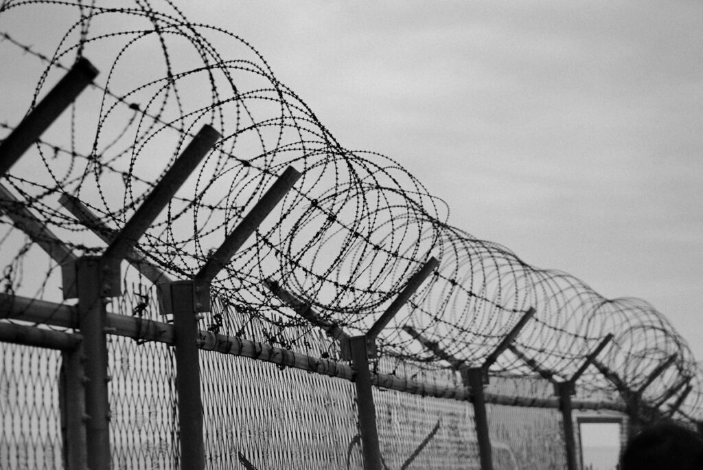 Arame farpado representando cristãos presos e condicionalmente libertados na Eritreia