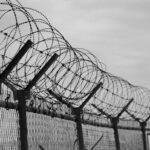 Arame farpado representando cristãos presos e condicionalmente libertados na Eritreia