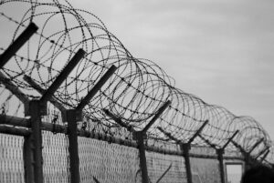 Arame farpado representando cristãos presos e condicionalmente libertados na Eritreia