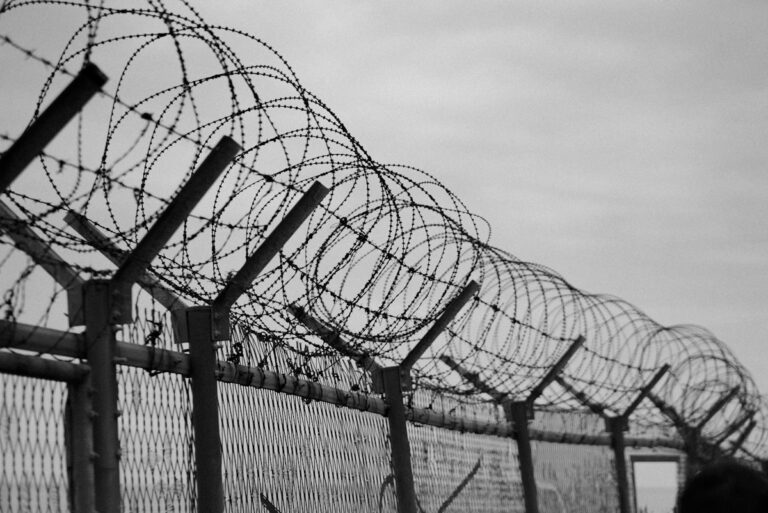 Arame farpado representando cristãos presos e condicionalmente libertados na Eritreia