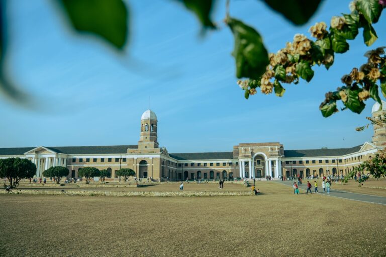 Grande edifício universitário com torre do relógio na Índia
