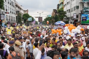 Grande grupo de pessoas na rua representando protestos de nacionalistas na Índia