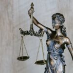 Balança de justiça representando injustiça contra cristãos no Paquistão