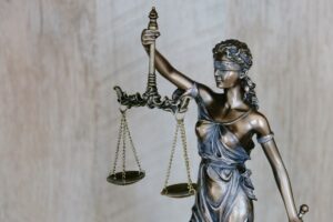 Balança de justiça representando injustiça contra cristãos no Paquistão