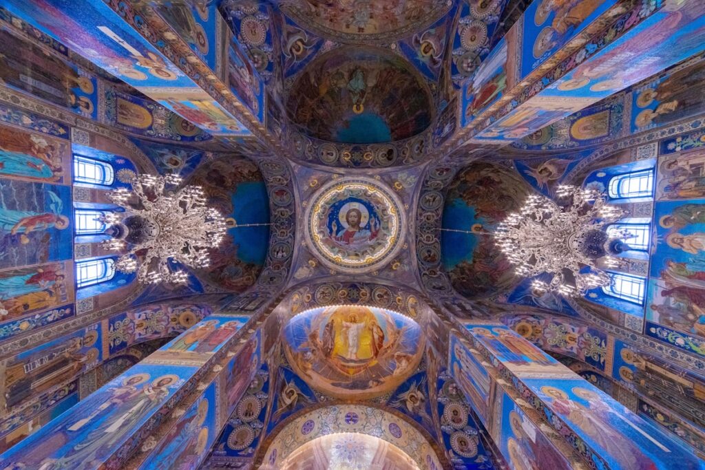 Interior de uma igreja com banco e decoração