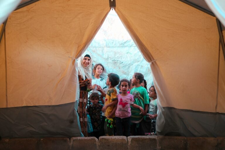 Grupo de pessoas dentro de tenda em campo de refugiados na África